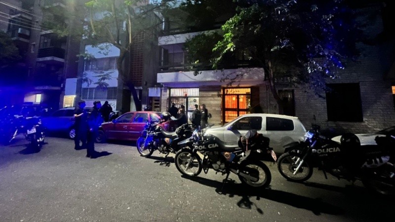 El ladrón usó una barreta para dañar la reja y romper el vidrio del local.