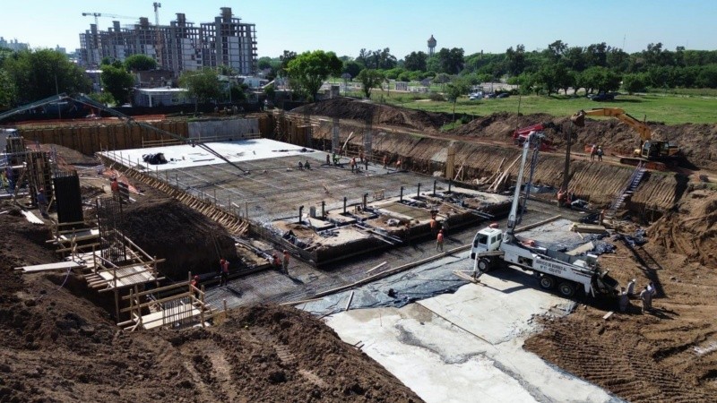 Una vista de lo que será el Centro Acuático con la villa olímpica de fondo. 