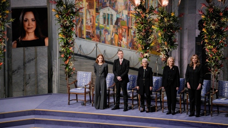 Corina Sosa, la hija de Machado, en el escenario en representación de su madre. (Foto: EFE)