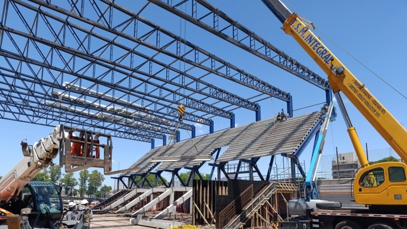  El momento en el que montaban una de las tribunas del microestadio.