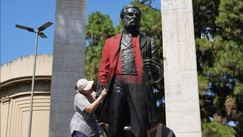 La escultura vandalizada con pintura roja y negra.