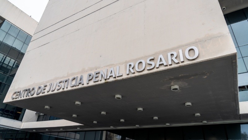 El imputado escuchó los cargos en su contra en el Centro de Justicia Penal.