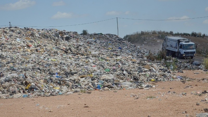 El relleno sanitario de Ricardone con montañas de basura rosarina.