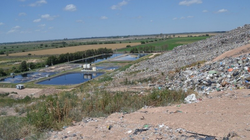 El relleno sanitario de Ricardone con montañas de basura rosarina (Pedro Rinaldi/Taller Ecologista).