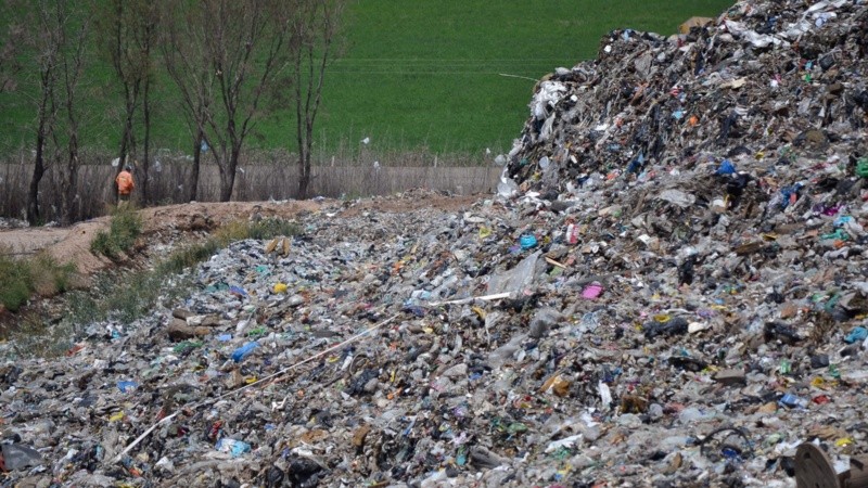 El relleno sanitario de Ricardone con montañas de basura rosarina (Pedro Rinaldi/Taller Ecologista).