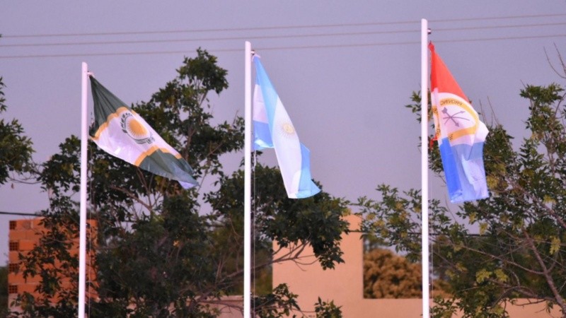La bandera del departamento General López flameando con la argentina y la santafesina.