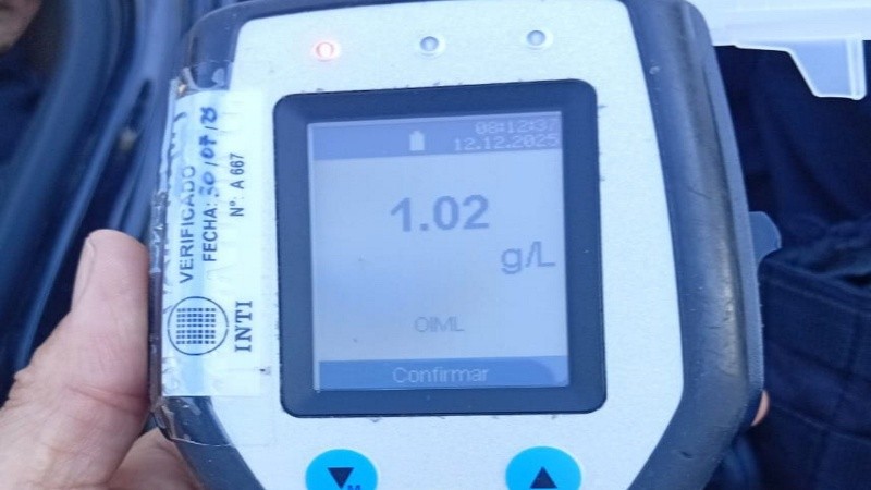 El alcoholímetro exhibe el nivel de consumo en sangre del joven. 