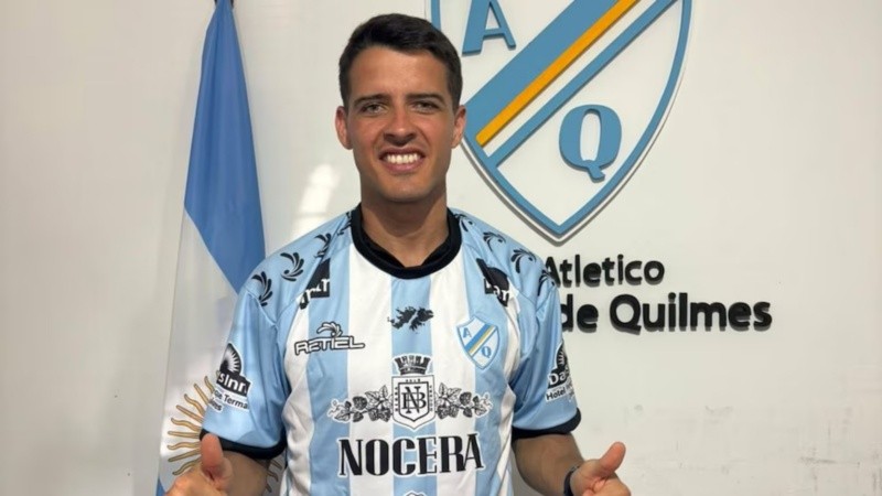 Alexis Zárate posó con la camiseta de Argentino de Quilmes, su nuevo club.
