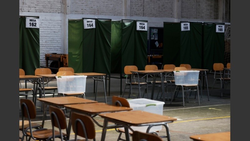 Un centro de votación en Santiago (Chile) listo para los comicios de segunda vuelta presidencial este domingo, con el ultraderechista José Antonio Kast como claro favorito y con la izquierdista Jeannette Jara a la espera de revertir los pesimistas pronósticos en su contra.