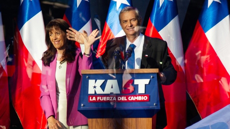 Kast, saluda junto a su esposa María Pía Adriasola en el cierre de su campaña este jueves, en Temuco.