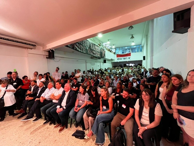 Pullaro y otros gobernadores en primera fila, durante la reunión de la UCR que consagró como titular partidario a Chiarella.&nbsp;