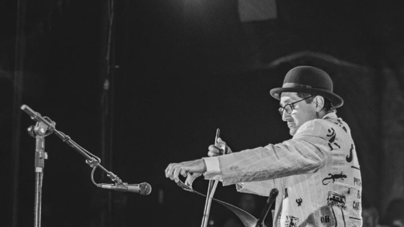 Salvador interpretando el serrucho musical&nbsp;.