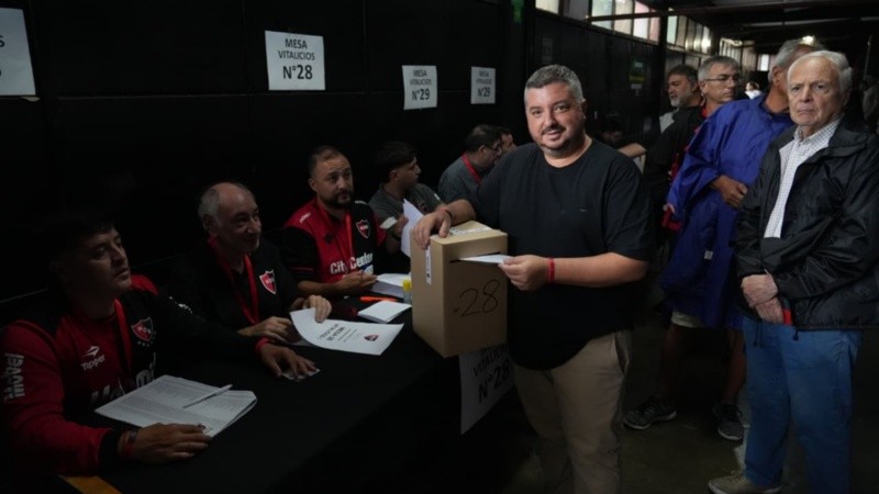 Candidatos y socios a las urnas.