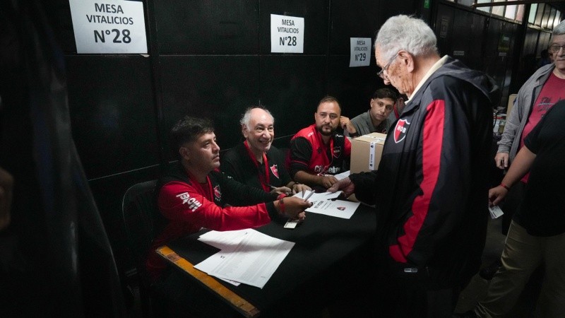 Leprosos votando este domingo en el estadio cubierto.