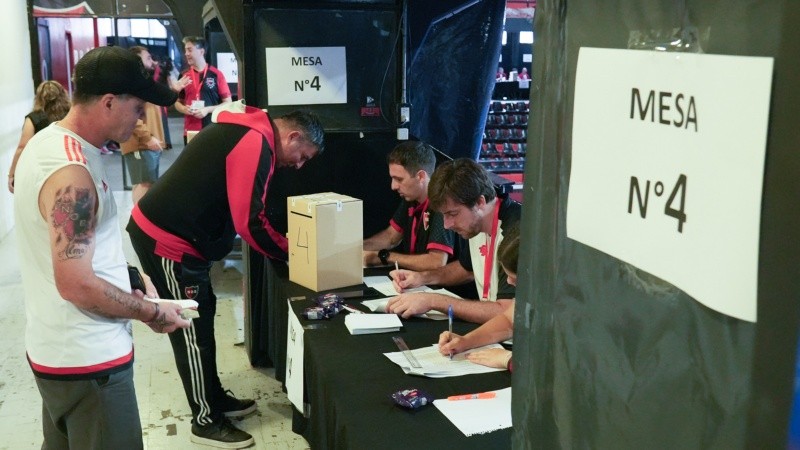 Desde temprano miles de hinchas se acercan al Coloso a votar este domingo.