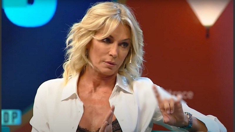 La conductora contó quien le confirmó el romance de la modelo y el influencer