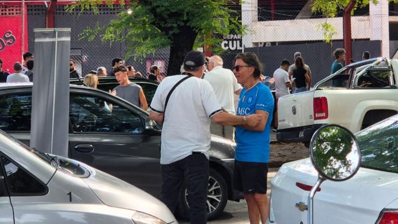 Daniel Erbetta en el Parque con la casaca del Nápoli (Rosario3).&nbsp;