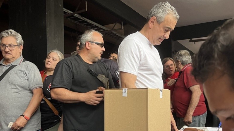El mandatario local fue parte de los votantes de este domingo (Rosario3).&nbsp;