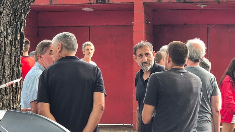 Pepi Zapata y Jorge Pautasso, en las afueras del estadio rojinegro (Rosario3).&nbsp;