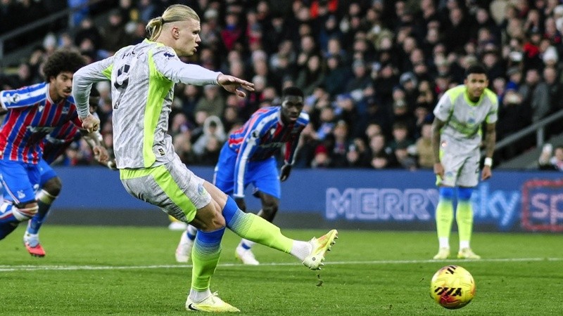 Haaland anotó de penal y de cabeza.
