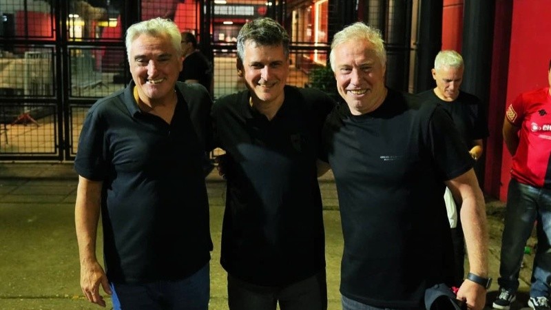 Boero junto a Julio Lamas (coordinador polideportivo) y Sensini, mánager del fútbol. (Alan Monzón/Rosario3)&nbsp;