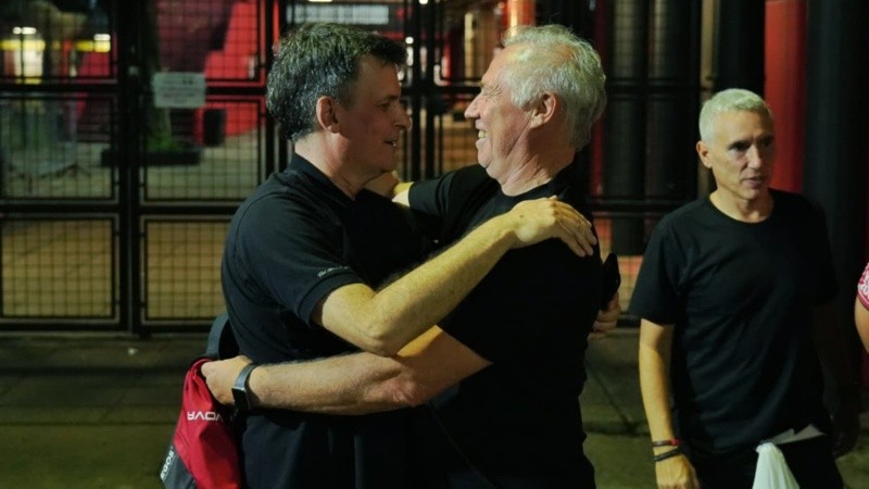 El abrazo entre Boero y Sensini frente a la puerta del Coloso, este domingo.