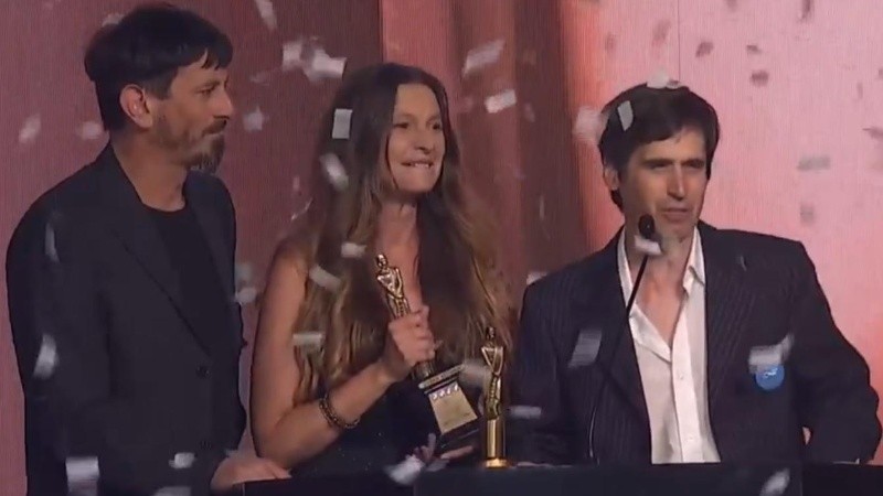 El Martín Fierro de Oro fue recibido por Nadia Cerino, Emiliano Ocampo y Mariano Martínez.