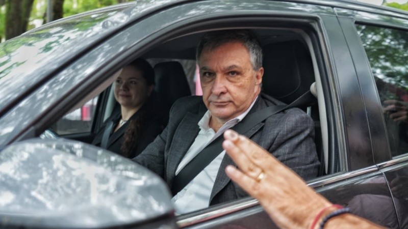 Astore al salir del Coloso luego del traspaso de mando a Boero, el nuevo presidente de Newell's.