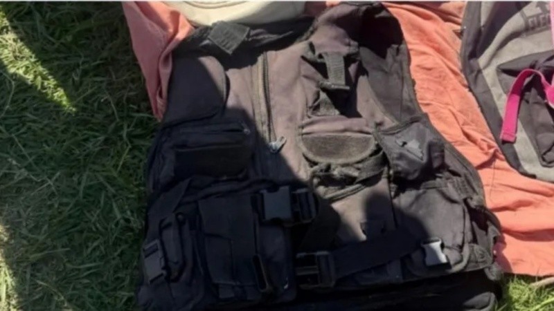 El chaleco antibalas secuestrado por la Policía en un club de trueque de Santa Fe.