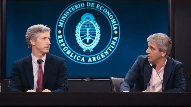 Santiago Bausili, titular del BCRA, junto al ministro Luis Caputo.
