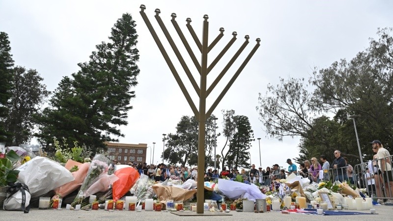 Una Menorá en el sitio del atentado del domingo en la playa Bondi.