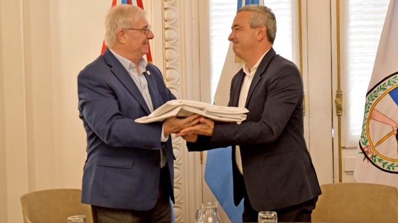 Mario Moccia, presidente del Comité Olímpico Argentino, y Pablo Javkin, intendente de la ciudad (Jadar).