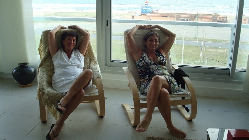 &nbsp;Sandra Siemens (derecha) y Alma (izquierda) en uno de sus viajes a la costa uruguaya, donde escribían junto a un grupo de amigas.