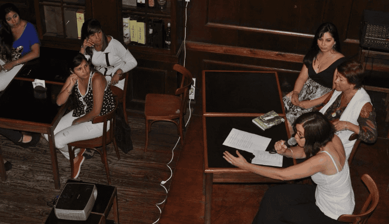 Maritano junto a alumnas en una presentación de sus talleres.&nbsp;