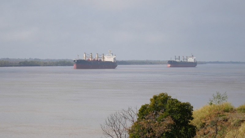 El río Paraná desde la ribera rosarina.