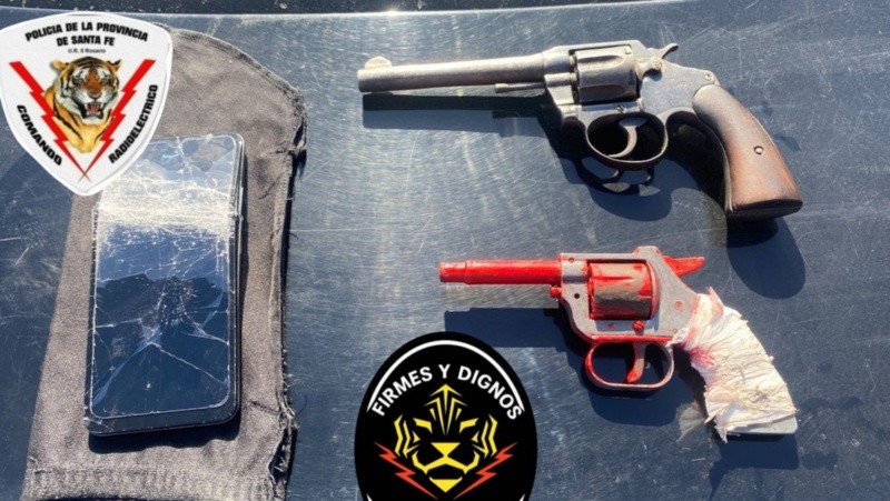 Las armas que tenía el aprehendido.&nbsp;