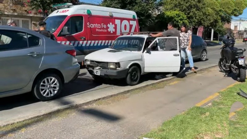 Una ambulancia del Sies tuvo que hacerse presente para asistir al joven descompuesto (El Tres -captura-)