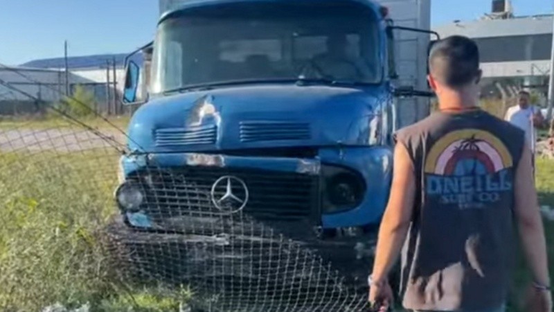 El camión terminó contra un alambrado.