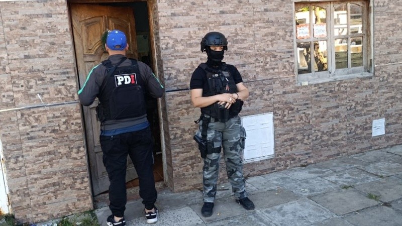 Los operativos se hicieron en Médici al 4700 y en Sánchez de Thompson al 100 bis.