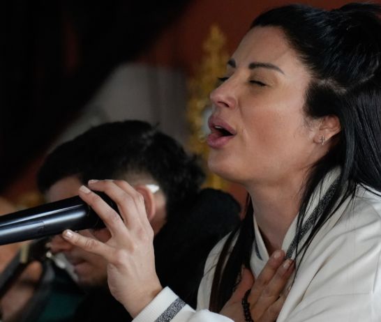 Leda cantando en la ex Rural durante un masivo encuentro en 2023.