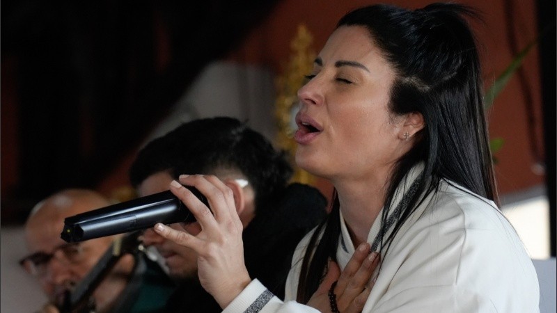 Leda cantando en la ex Rural durante un masivo encuentro en 2023.