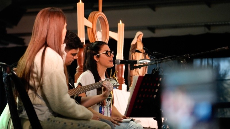 Leda cantando en la ex Rural de Rosario.