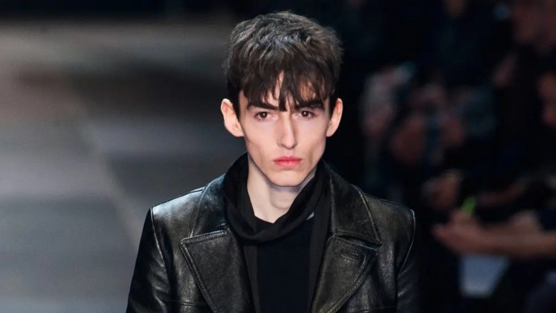 Una estética basada en Hedi Slimane, el diseñador francés que en las últimas décadas revolucionó la moda masculina con propuestas ajustadas al cuerpo y un espíritu andrógino y rockero.