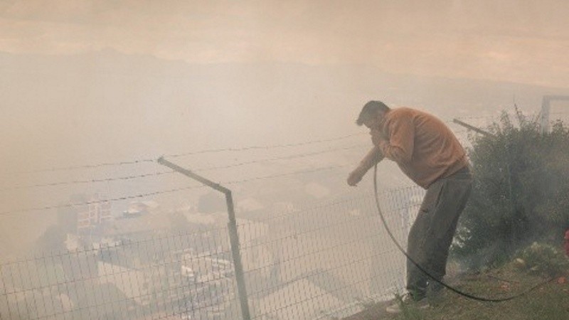 Imágenes del incendio en el cerro.