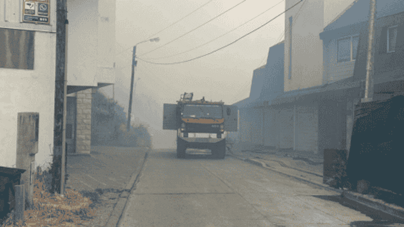 El humo afectó el trabajo de los bomberos.