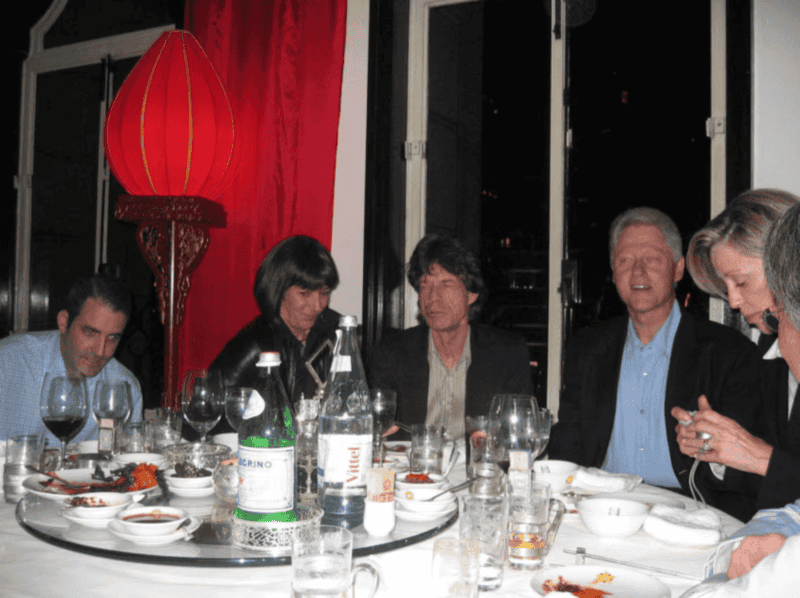 El líder de los Rolling Stones, Mick Jagger, junto al expridente Bill Clinton en una foto del expediente Epstein. (Foto: Departamento de Justicia de Estados Unidos).&nbsp;