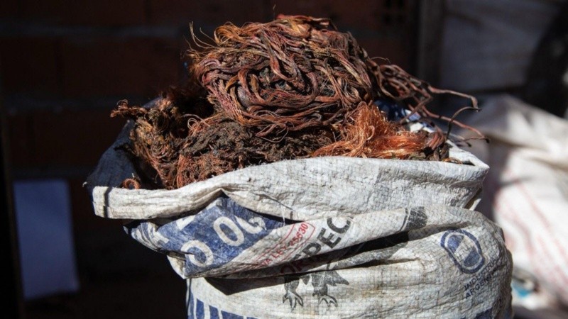 Parte de los cables secuestrados durante un operativo.