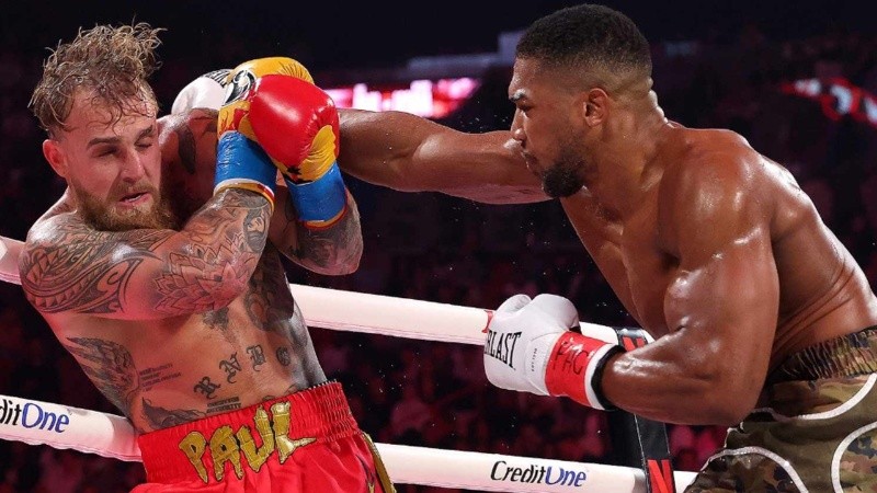 El impactante nocaut de Anthony Joshua al youtuber Jake Paul durante el millonario combate que fue transmitido por Netflix.
