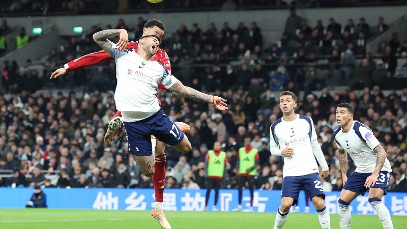 LONDON (United Kingdom), 20/12/2025.- Liverpool's Hugo Ekitike (C) scores the 0-2 goal next to Liverpool's Cristian Romero during the English Premier League match between Tottenham Hotspur and Liverpool FC, in London, Britain, 20 December 2025. (Reino Unido, Londres) EFE/EPA/NEIL HALL EDITORIAL USE ONLY. No use with unauthorized audio, video, data, fixture lists, club/league logos, 'live' services or NFTs. Online in-match use limited to 120 images, no video emulation. No use in betting, games or single club/league/player publications.-EDITORIAL USE ONLY. No use with unauthorized audio, video, data, fixture lists, club/league logos, 'live' services or NFTs. Online in-match use limited to 120 images, no video emulation. No use in betting, games or single club/league/player publications.