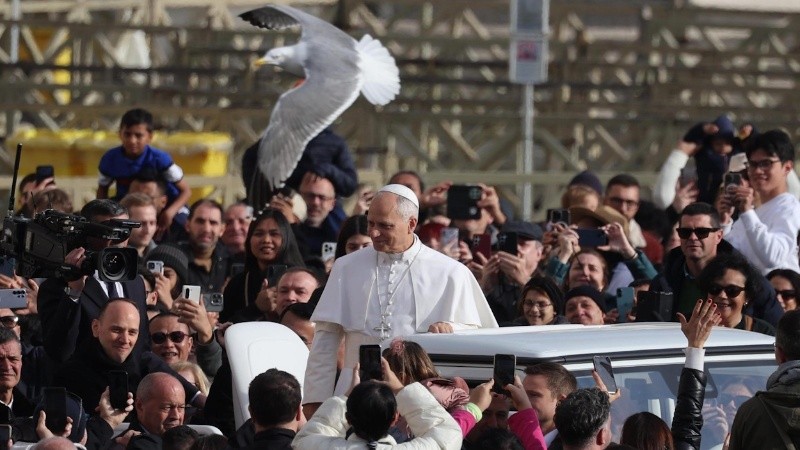 El Papa León XIV saluda a los asistentes a la Audiencia del Jubileo en la plaza de San Pedro, en el Vaticano (EFE).&nbsp;